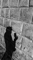 Un fotografo dejando su huella en el muro Inca