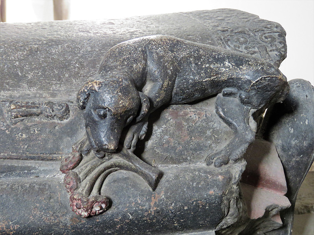 bakewell  church, derbs (30)dog on alabaster c16 tomb of sir george vernon +1565 and two wives, attrib to richard parker