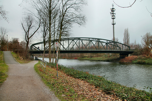 Rhein-Herne-Kanal mit Brücke der Adenauerallee (Gelsenkirchen-Bismarck) / 30.12.2018