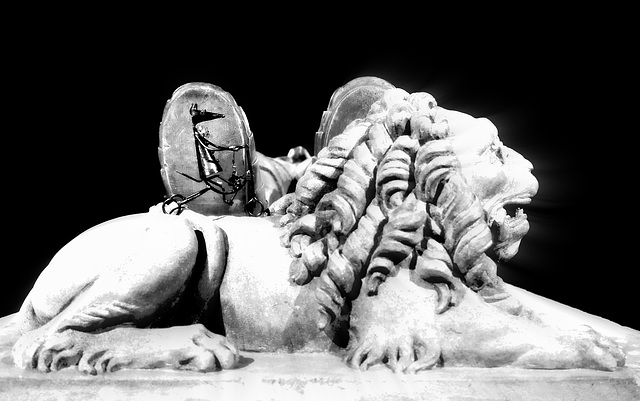 Némée , son lion , et Mythologie  droite dans ses bottes .
