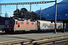 SBB Lokomotive 420 256-0 ( Re 4/4 II ) im Bahnhof Martigny mit zwei Güterwagen vor der Abfahrt in richtung Lausanne