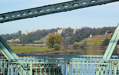 Von der Brücke zu den Weinbergen an der Elbe