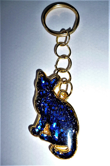 A blue glittery keyring cat
