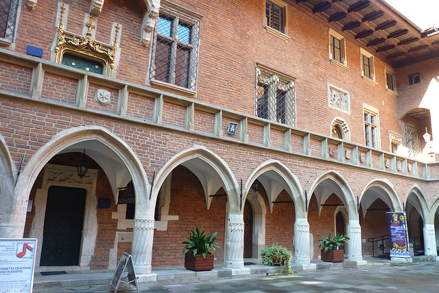 Con una historia que comienza en el año 1400, el Collegium Maius es el edificio universitario más antiguo de Polonia y entre sus estudiantes más populares tuvo la fortuna de contar con Nicolás Copérni