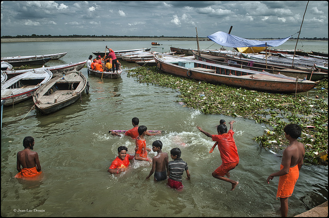 Plongeon dans une eau sacrée