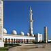AbuDhabi : esterno del grande cortile al sole del mattino - un minareto ad angolo e tre obelischi delimitano l'area sul lato di levante