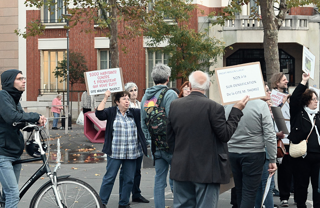 photo 9-rassemblement tour INSEE devant le conseil municipal 19.10.2022