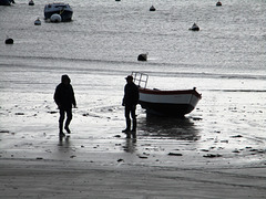 Après le passage de la tempête Pierrick qui nous a bien secoués les bateaux ont largué les amarres sur la plage ce matin