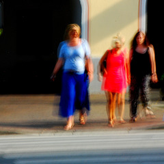 Drei Frauen am Zebrastreifen