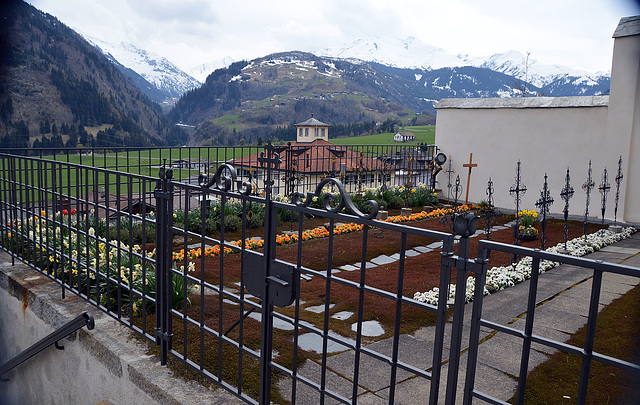 Friedhof am Kloster Disentis, im Hintergrund der Taleinschnitt richtung Lukmanierpass