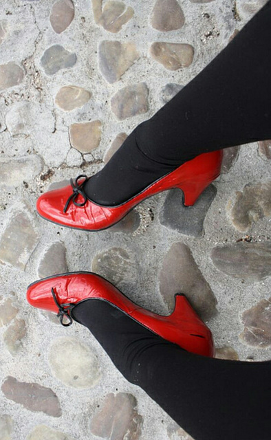 My friend Venla's red heels / Mon amie Venla dans ses superbes talons hauts rouges