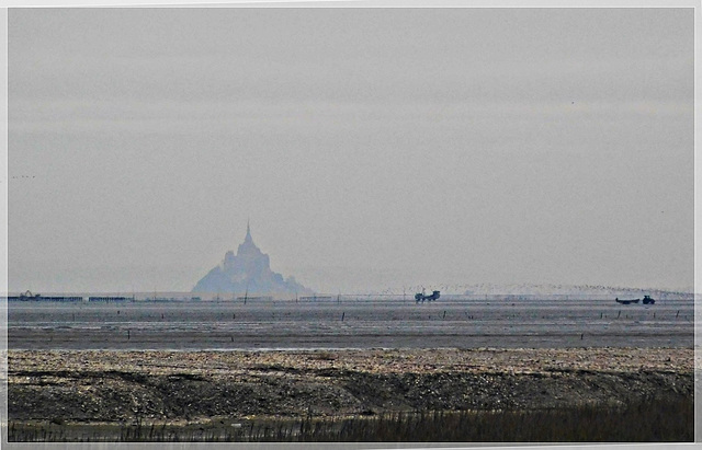 Vue depuis Saint Benoit des ondes (35) vers le Mont Saint Michel dans la brume