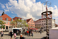 Waren (Müritz), Neuer Markt mit Maibaum und Neuem Rathaus