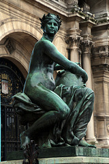 L'Art , bronze de Laurent Marqueste , devant l'Hôtel de Ville de Paris . Le ventre gonflé c'est de l'aérophagie ou le 3 ème mois de grossesse