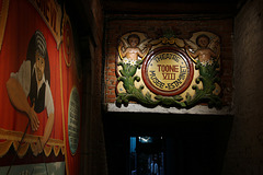 Accès au Théâtre Royal de Toone ( théâtre de marionnettes de tradition populaire , actif depuis 1830 )