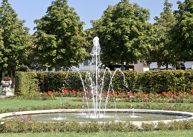 Springbrunnen im Park des Schlosses