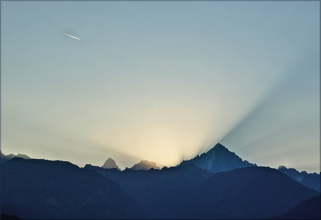 Cordon (74) 5 septembre 2018. Le soleil se lève derrière les Aiguilles de Chamonix.