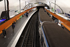 Le métropolitain exploité par la Régie Autonome des Transports Parisiens , station Palais-Royal .
