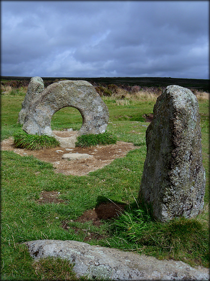 Men-an-Tol (holed stone) Men-an-Tol (holed stone)