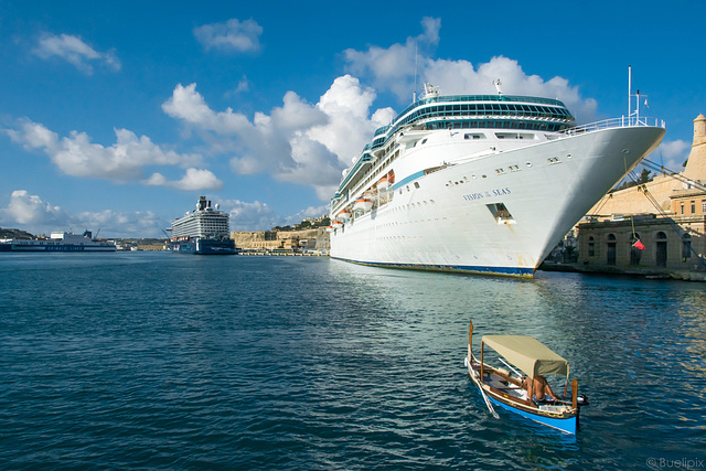 Touristenboote im Hafen von Valletta  (© Buelipix)