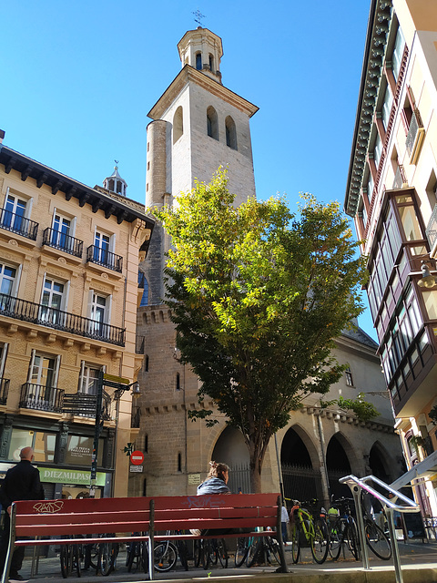 Pamplona: iglesia y torre de San Saturnino