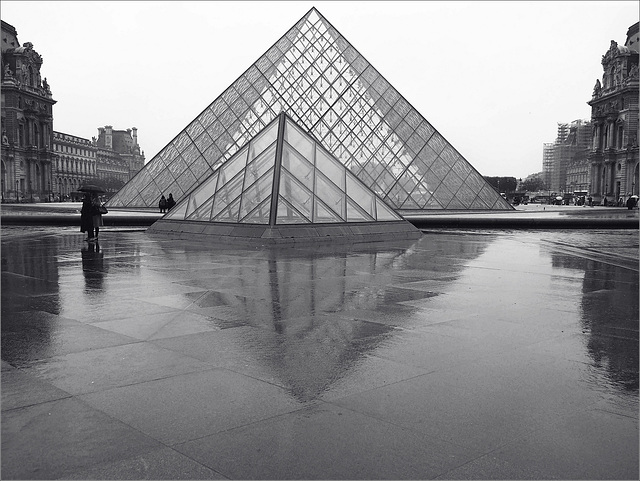 La Pyramide du Louvre un jour de pluie