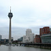 Rheinturm beim Medienhafen Düsseldorf (© Buelipix)