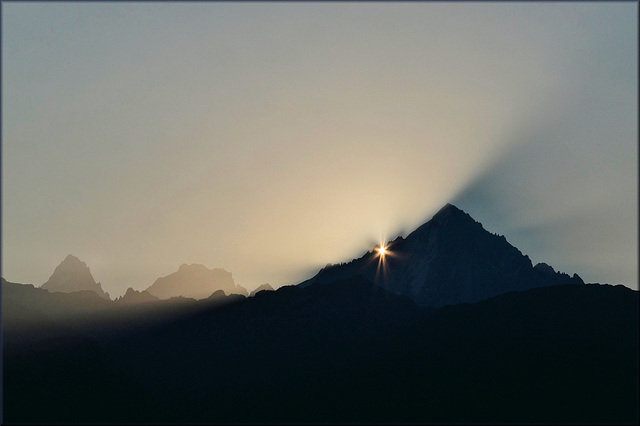 Cordon (74) 5 septembre 2018. Le soleil pointe son nez derrière les Aiguilles de Chamonix.