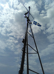 Fleurdelysé en torticolis de traversier /  Quebec flag on ferry stiff neck angle