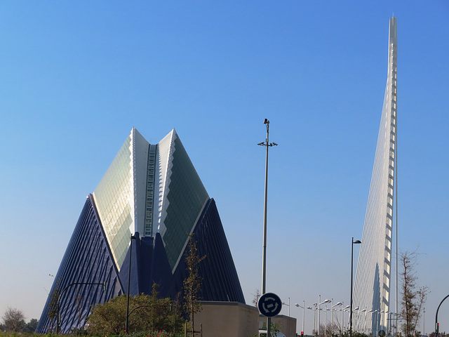 Valencia: edificio El Ágora y puente del Azud de oro, 1