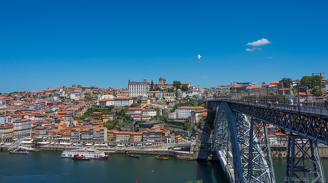 Porto mit der Brücke 'Ponte Luís I' über den Fluss Douro usw. ... (© Buelipix)