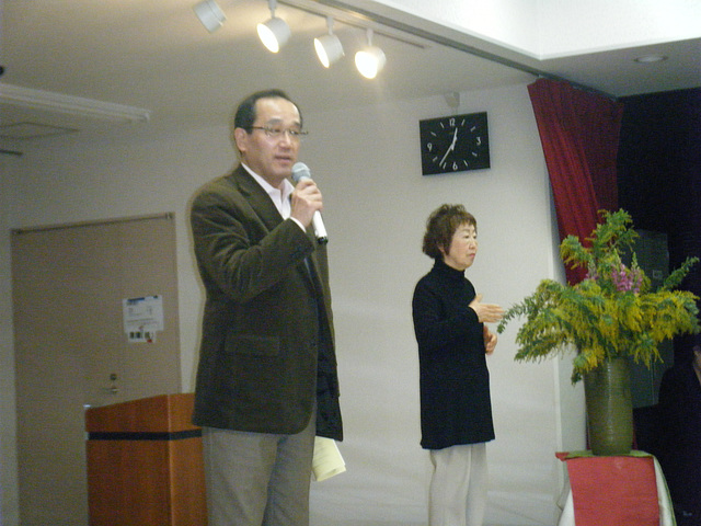 Salutas la urbestro 2014  — 市長挨拶１Le maire d'Hiroshima salue les participantes.