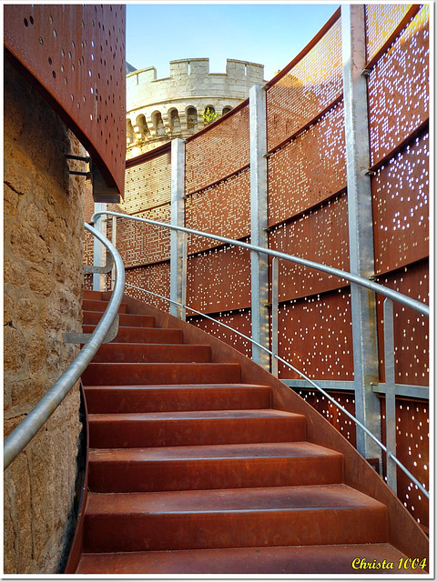 Escalier contemporain dans vieux château! HFF