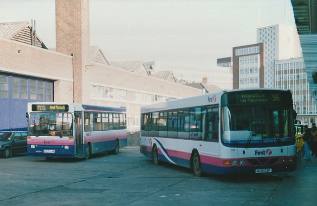 First Eastern Counties 341 (M208 VWW) and 527 (R139 GSF) in Norwich - 27 Nov 2002 (502-18A)