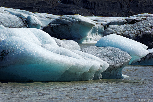 Eisformationen auf dem Gletscherrandsee (© Buelipix)