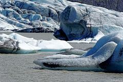 Eisformationen auf dem Gletscherrandsee (© Buelipix)