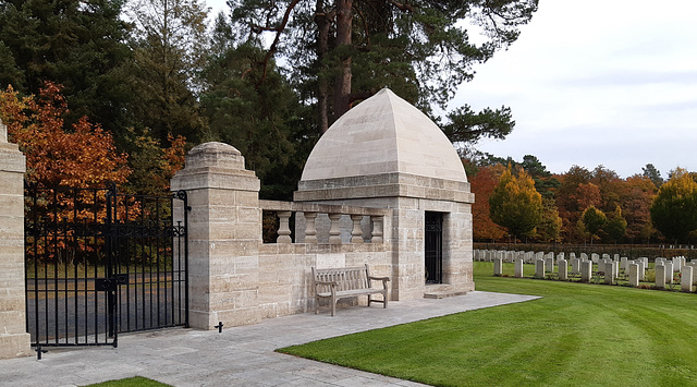 Eingang zum britischen Soldatenfriedhof