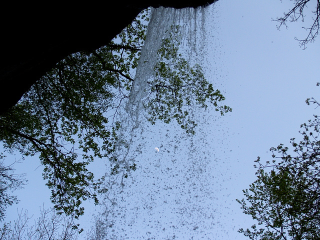 Луна в струях водопада Нижний Кубалар (Козырек)