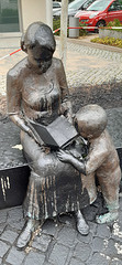 Lesende Frau mit Kind von Emma-Maria-Lange