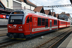 Niederflurtriebwagen Be 4/4 655 mit zwei Personenwagen der Chemins de fer du Jura im Bahnhof von Saignelégier