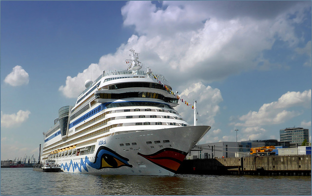 Cruise ship AIDAsol, Hamburg...
