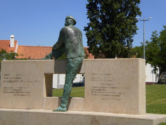 Statue of Sebastião da Gama.