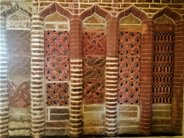 How many love stories had been lived behind this partition?