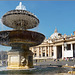 Vaticano : La grande fontana di destra del Bernini in piazza San Pietro