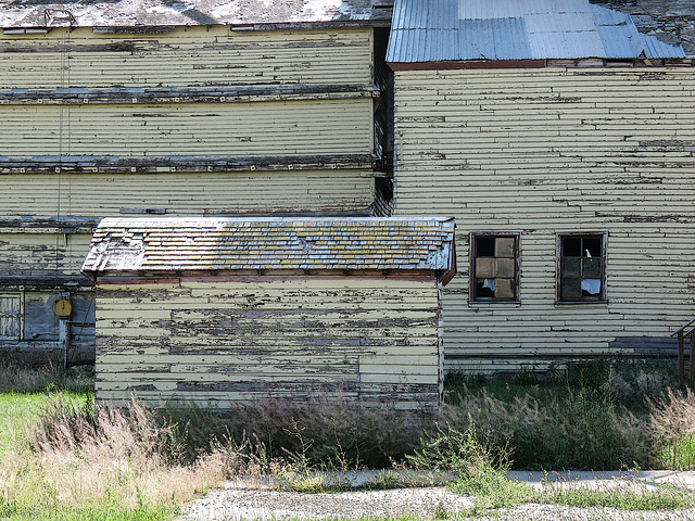 Rural decay, buildings by Mossleigh grain elevators