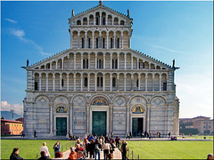 Piazza dei miracoli : la facciata in marmo del Duomo