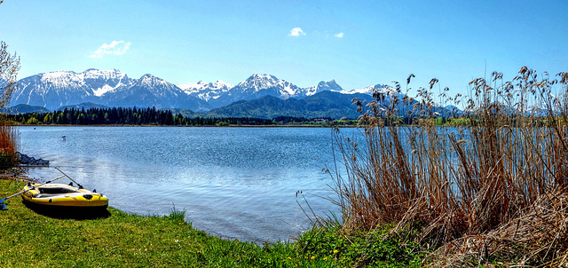 Der Hopfensee vor den Bergen. ©UdoSm