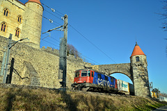 SBB Lokomotive 420 160-4 mit Güterzug in richtung Lausanne, beim Schloss Grandson am Neuenburgersee