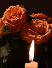 Rote Rosen im Kerzenschein