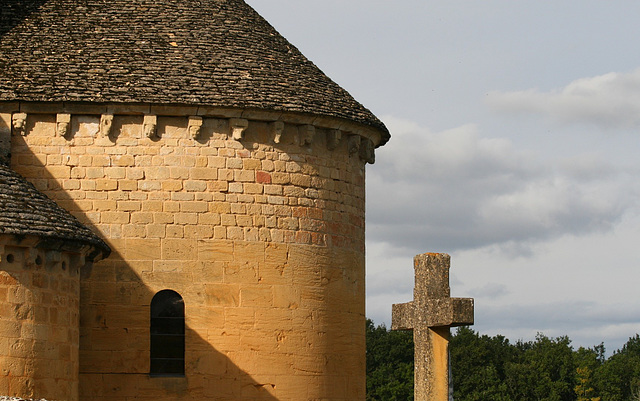 Modillons (Eglise romane du XII e me siècle de Sainte Croix de Beaumont 24 )